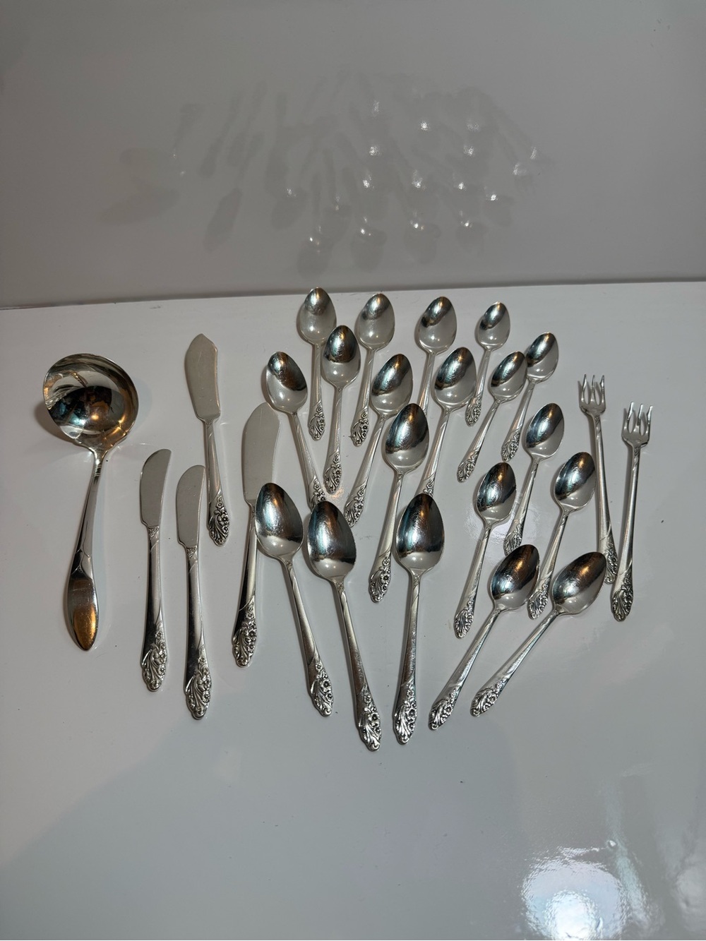Lot of 26 Vintage Evening Star Community Silverware Forks, knives And Spoons